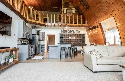 Briggsville House | Amazing Renovated Dairy Barn-Spacious Kitchen/Living Room/Minutes to Dells
