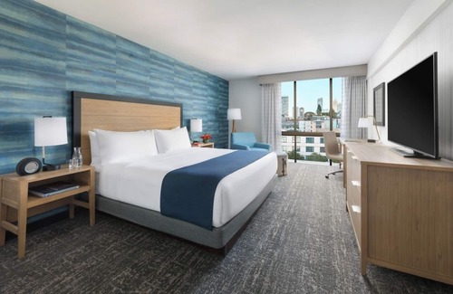 Fisherman's Wharf Hotel | Amazing Retreat Close to Chinatown | Outdoor Pool Access | Pets Are Allowed