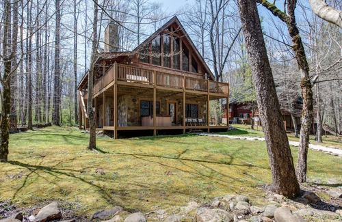 Gatlinburg - Pigeon Forge Cabin | Amazing River Retreat by Vtrips