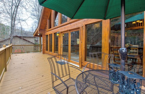 Gatlinburg - Pigeon Forge Cabin | Amazing River Retreat by Vtrips
