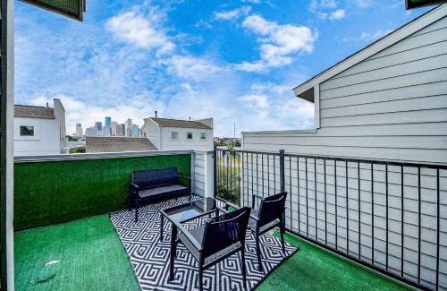 East Downtown Houston House | AMAZING ROOFTOP! DOWNTOWN SKYLINE VIEWS! SLEEPS 15