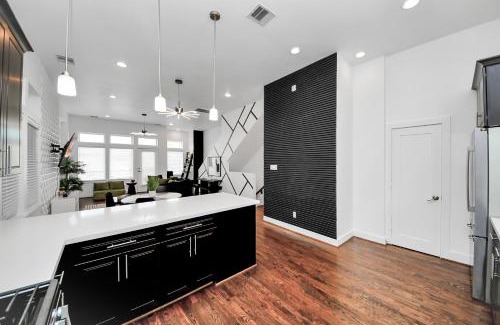 East Downtown Houston House | AMAZING ROOFTOP! DOWNTOWN SKYLINE VIEWS! SLEEPS 15