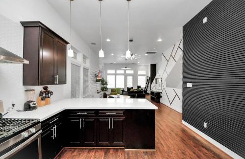 East Downtown Houston House | AMAZING ROOFTOP! DOWNTOWN SKYLINE VIEWS! SLEEPS 15