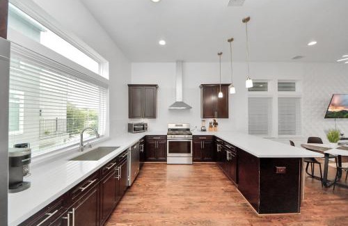 East Downtown Houston House | AMAZING ROOFTOP! DOWNTOWN SKYLINE VIEWS! SLEEPS 15