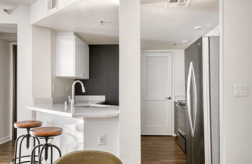 Studio City Apartment | Amazing Studio City 2BR w/Pool, Gym & W/D, nr Olive Ave, by Blueground