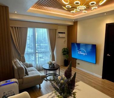 Barangka Ilaya Apartment | Amazing Sunrise View 2 Bed Room, QLED 65-Inch Samsung TV, Disney & Max, Max 5 Adult and 2 kids