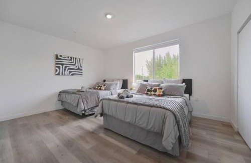 Golden Glades House | Amazing Townhouse 15 minutes from the Beach