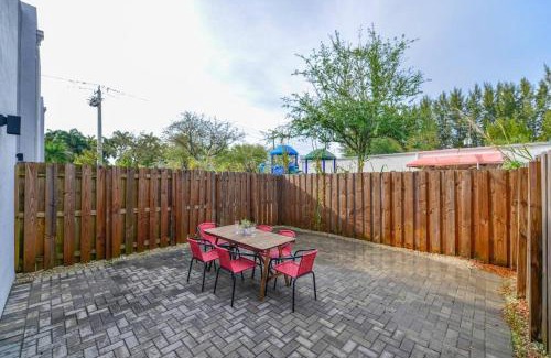 Golden Glades House | Amazing Townhouse 15 minutes from the Beach