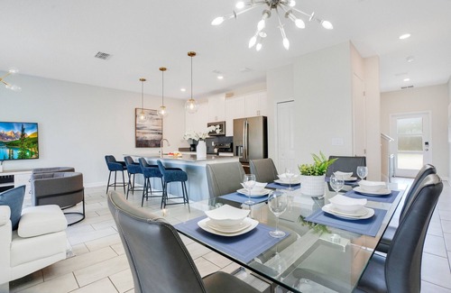Four Corners Ski Chalet | Amazing Townhouse 4Bed/3Bath/Pool/18Min from Disney