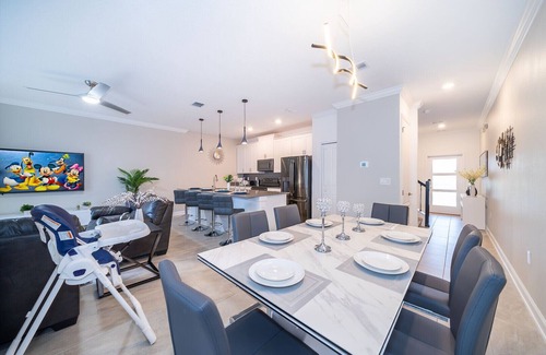 Kissimmee Ski Chalet | Amazing Townhouse 4Bed/3Bath/Pool/5Min Disney