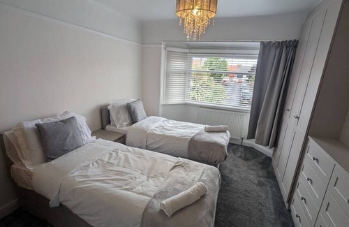 Greasby House | Amazing Upton Garden Retreat