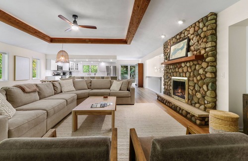 Fontana House | AMAZING LAKE GENEVA ABBEY SPRINGS HOME + HOT TUB + 2 GOLF CARTS!