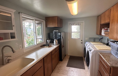 Escondido House | Amazing views. 8 min to I-15. Large rooms & outdoor patios. Monthly discount!
