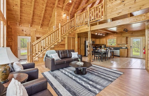 Gatlinburg - Pigeon Forge Apartment | Amazing Views Hot Tub Game Room Pool
