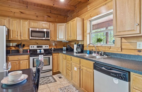 Gatlinburg - Pigeon Forge Apartment | Amazing Views Hot Tub Game Room Pool