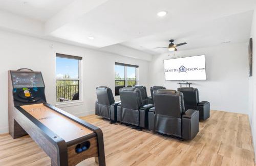 Hollister Cabin | Amazing Views of Table Rock, Pvt Hot Tub, Theatre Room, Free Daily Tickets to Branson Attractions!