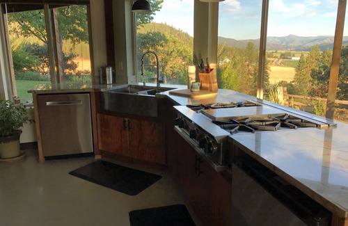 Fort Jones House | amazing views of the valley and the mountains