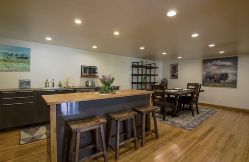 Gardiner Apartment | Amazing Views of Yellowstone Park & River! A 1/2 mile from YNP’s North Entrance.