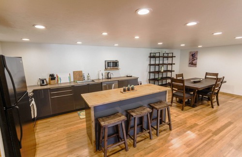 Gardiner Apartment | Amazing Views of Yellowstone Park & River! A 1/2 mile from YNP’s North Entrance.