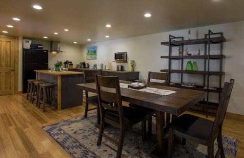 Gardiner Apartment | Amazing Views of Yellowstone Park & River! A 1/2 mile from YNP’s North Entrance.