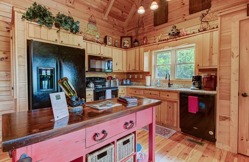 Black Mountain Cabin | AMAZING VIEWS/PRIVATE YET CLOSE TO TOWN/FIREPLACE/HOT TUB/PET FRIENDLY