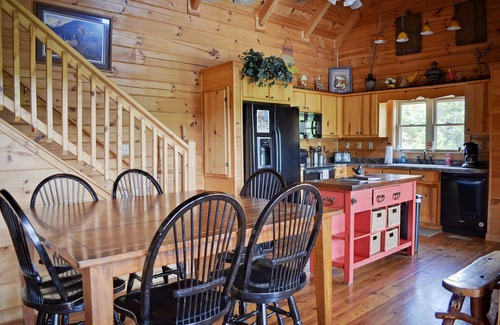 Black Mountain Cabin | AMAZING VIEWS/PRIVATE YET CLOSE TO TOWN/FIREPLACE/HOT TUB/PET FRIENDLY