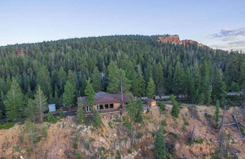 Duck Creek Village House | Amazing views near Strawberry Point!