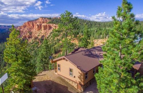 Duck Creek Village House | Amazing views near Strawberry Point!