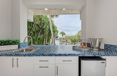 South Sarasota House | Amazing Waterfront Home with Private Dock & Large Pool w 4 Ensuites