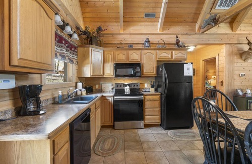 Branson Cedars Cabin | Amazing Wood Log Cabin Pvt Hot Tub in Woods Wifi Fireplace Vaulted Ceilings Near Big Cedar
