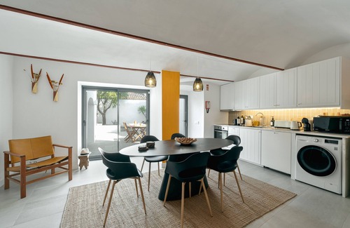 Estremoz House | Amber and Rust Estremoz City House. In the heart of the historic center of Estremoz