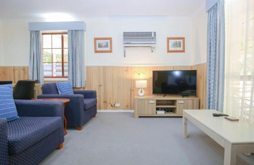 Bright House | Amber Cottage