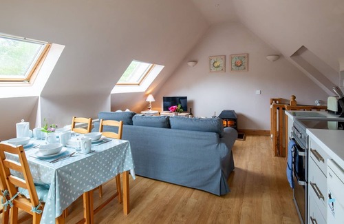 Little Witcombe Cottage | Amber Cottage - shared swimming pool near Cheltenham, accepts pets