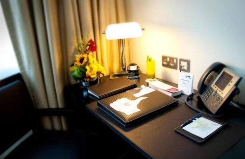 Madinat Zayed Apartment | Amber Deluxe King Or Twin Room Near Gold Souk