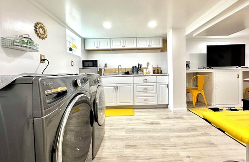 Cleveland House | Amber Hearth: Chic 1BR Private Basement | Laundry & Kitchenette 6 Min to Downtown