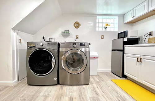 Cleveland House | Amber Hearth: Chic 1BR Private Basement | Laundry & Kitchenette 6 Min to Downtown