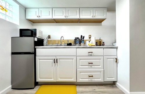 Cleveland House | Amber Hearth: Chic 1BR Private Basement | Laundry & Kitchenette 6 Min to Downtown