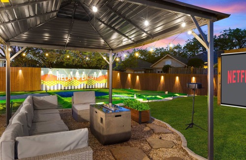 Lewisville House | Amber - Hot Tub | Mini Golf | Playset | Game Room!