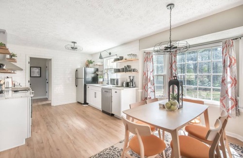 Jonesboro House | Amber Leaf · Stunning Spacious Farmhouse Near Atlanta ·10 Beds
