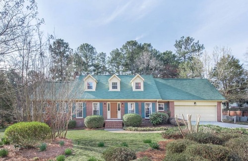 Jonesboro House | Amber Leaf · Stunning Spacious Farmhouse Near Atlanta ·10 Beds