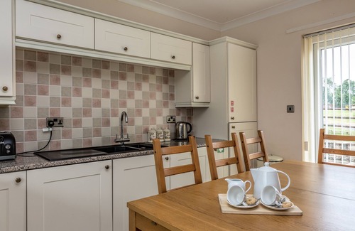 Alfreton House | Amber Lodge - 3 bedroom bungalow with hot tub