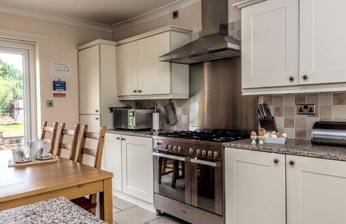Alfreton House | Amber Lodge - 3 bedroom bungalow with hot tub