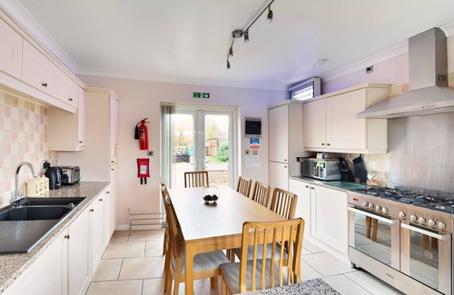 Alfreton House | Amber Lodge - 3 bedroom bungalow with hot tub