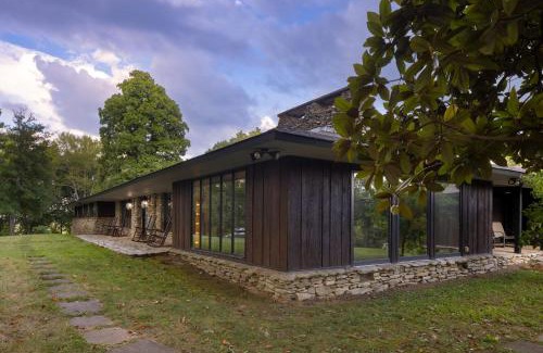 New Market House | Amber Lodge by AvantStay Pool Firepit Sauna