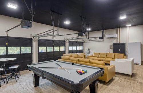 New Market House | Amber Lodge by AvantStay Pool Firepit Sauna