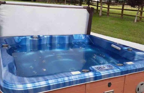 Alfreton Apartment | Amber Lodge with private hot tub