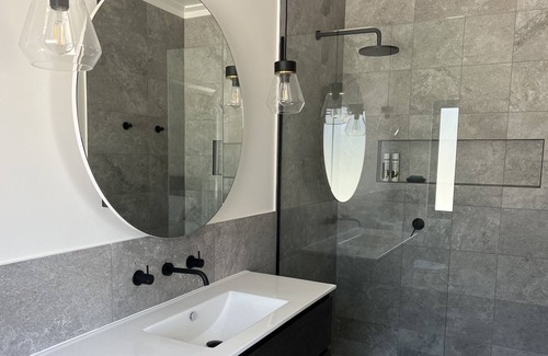 Mount Panorama House | Ambleside Retreat - Mt Panorama Racing Circuit. Stay on Conrod Straight!