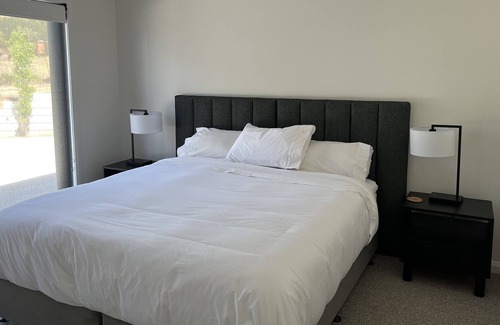 Mount Panorama House | Ambleside Retreat - Mt Panorama Racing Circuit. Stay on Conrod Straight!
