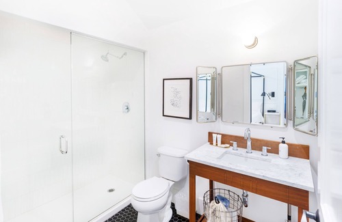 Greenport Hotel | American Beech - Deluxe King 5