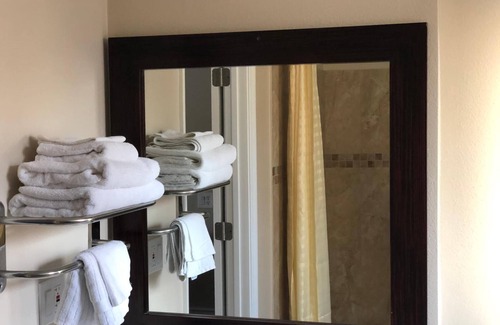 Ontario Hotel | American Inn Ontario
